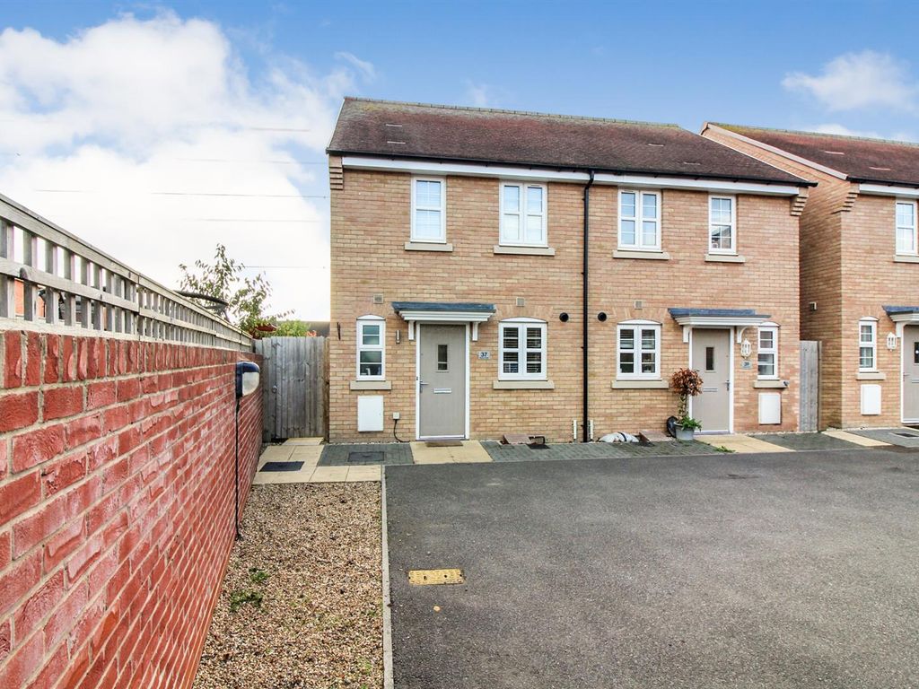 2 bed semidetached house for sale in Merton Close, Aylesbury HP18 Zoopla