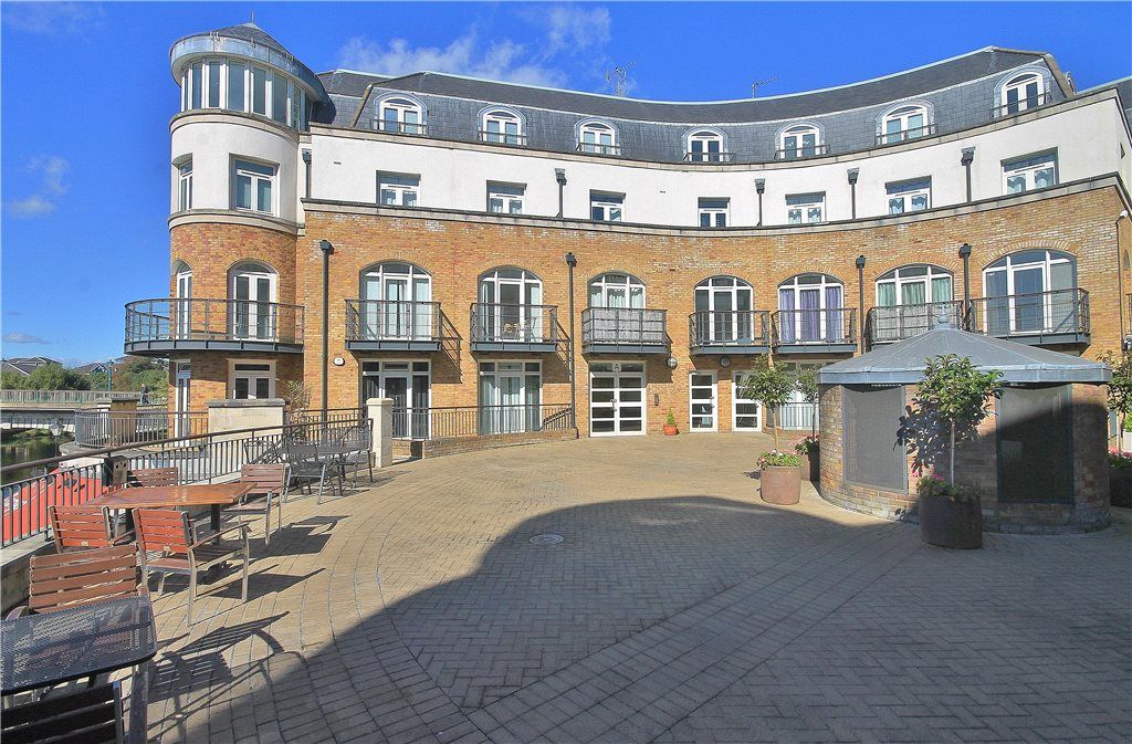 1 bed flat to rent in Clarence Street, StainesUponThames, Surrey TW18