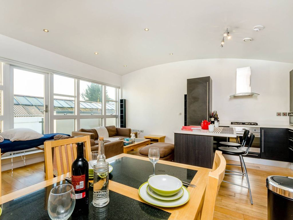 2 bed to rent in Clapham Park Road, Clapham High Street