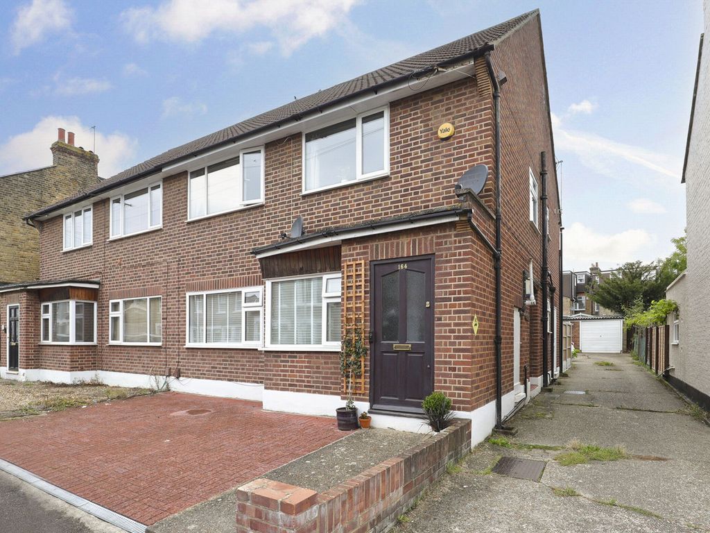 2 bed for sale in West Grove, Woodford Green IG8, £370,000