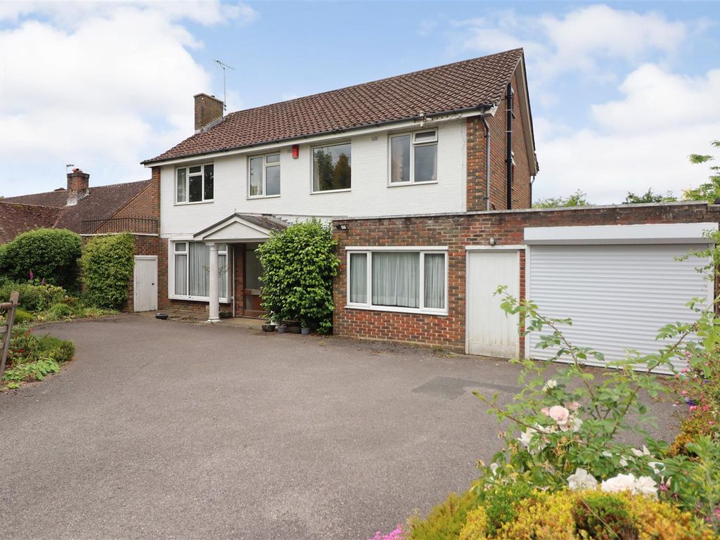 5 bed detached house for sale in Comptons Lane, Horsham RH13, £825,000