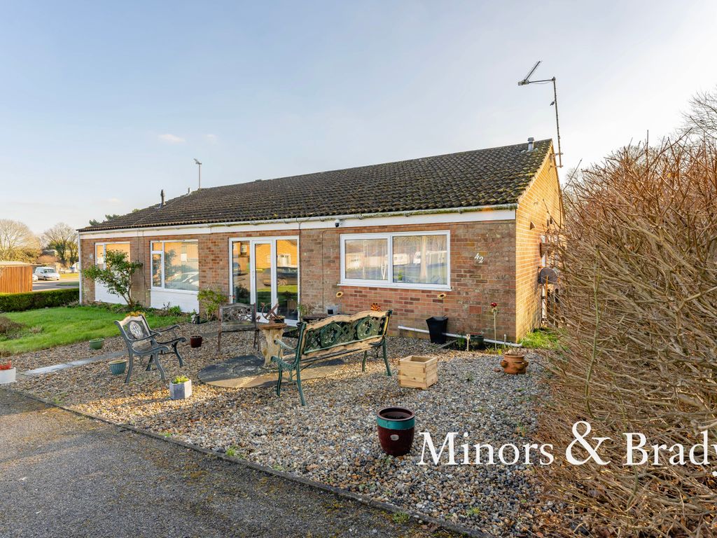 3 bed semidetached bungalow for sale in Lansbury Road, Halesworth IP19