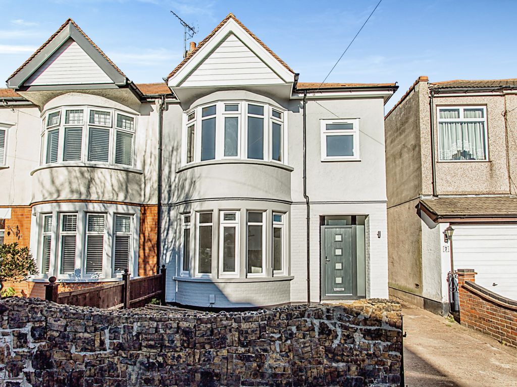 3 bed semidetached house for sale in Ennismore Gardens, SouthendOn