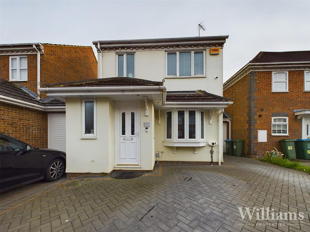 3 bed link detached house for sale in Lark Vale, Watermead, Aylesbury