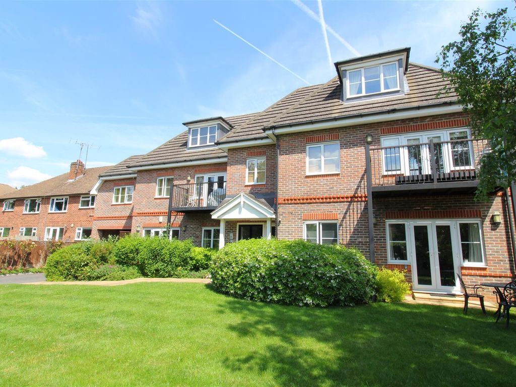 2 bed flat to rent in Barbicus Court, Ray Park Avenue, Maidenhead SL6
