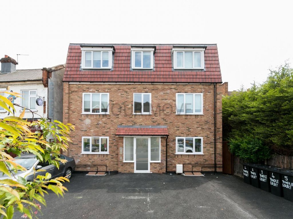 2 bed flat to rent in London Road, Romford RM7 Zoopla