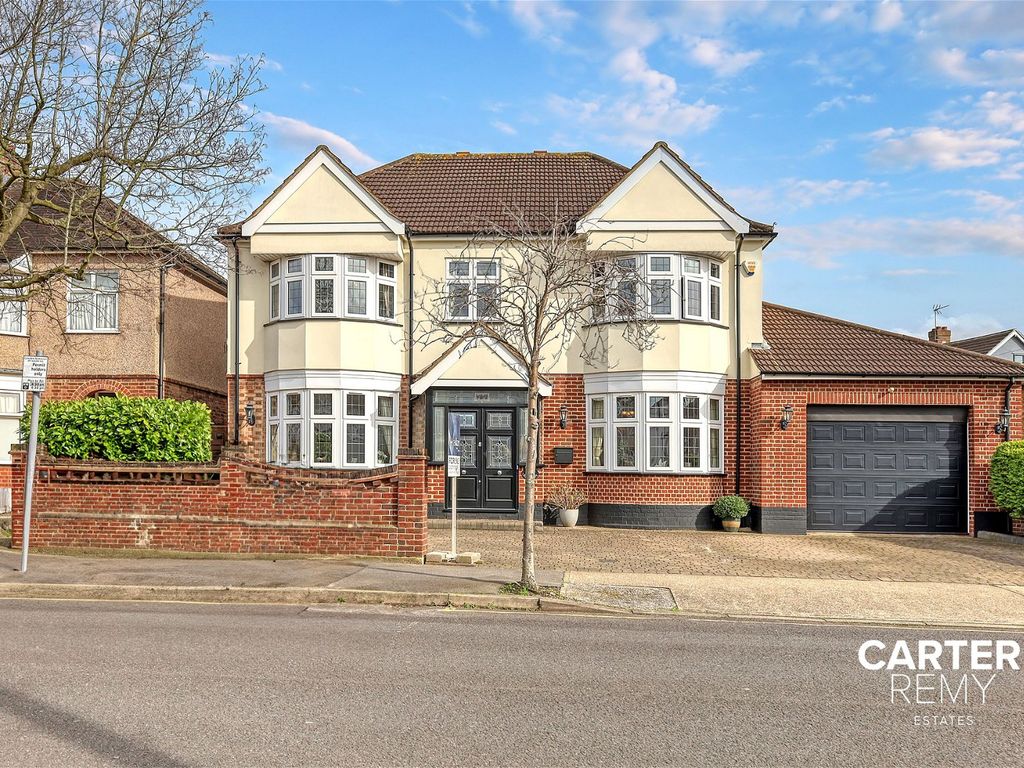5 bed detached house for sale in Rosslyn Avenue, Harold Wood RM3, £