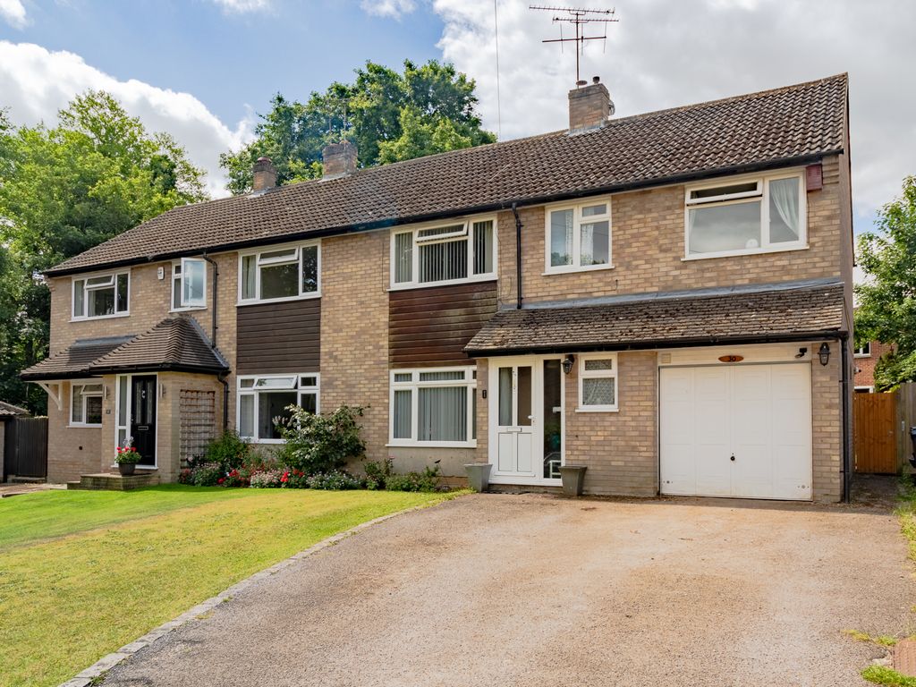 5 bed semidetached house for sale in Henley Gardens, Yateley
