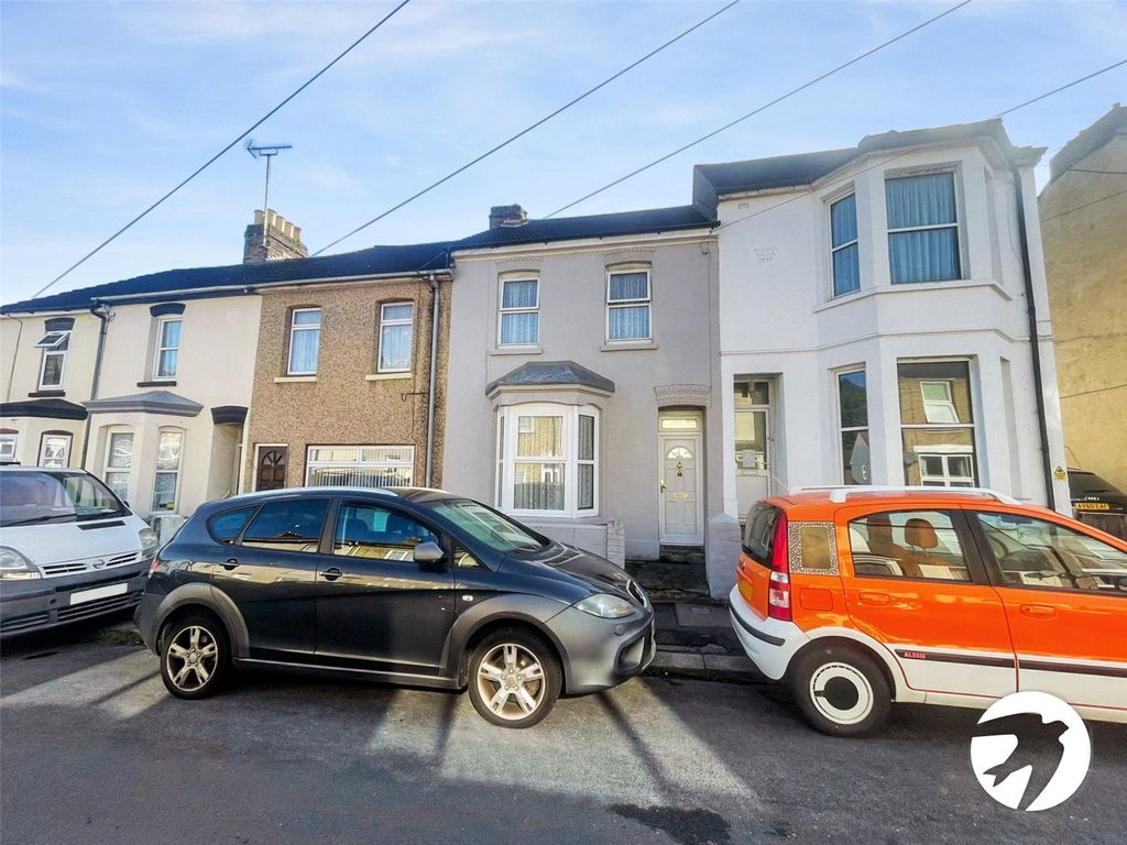 3 bed terraced house to rent in Edinburgh Road, Chatham, Kent ME4, £
