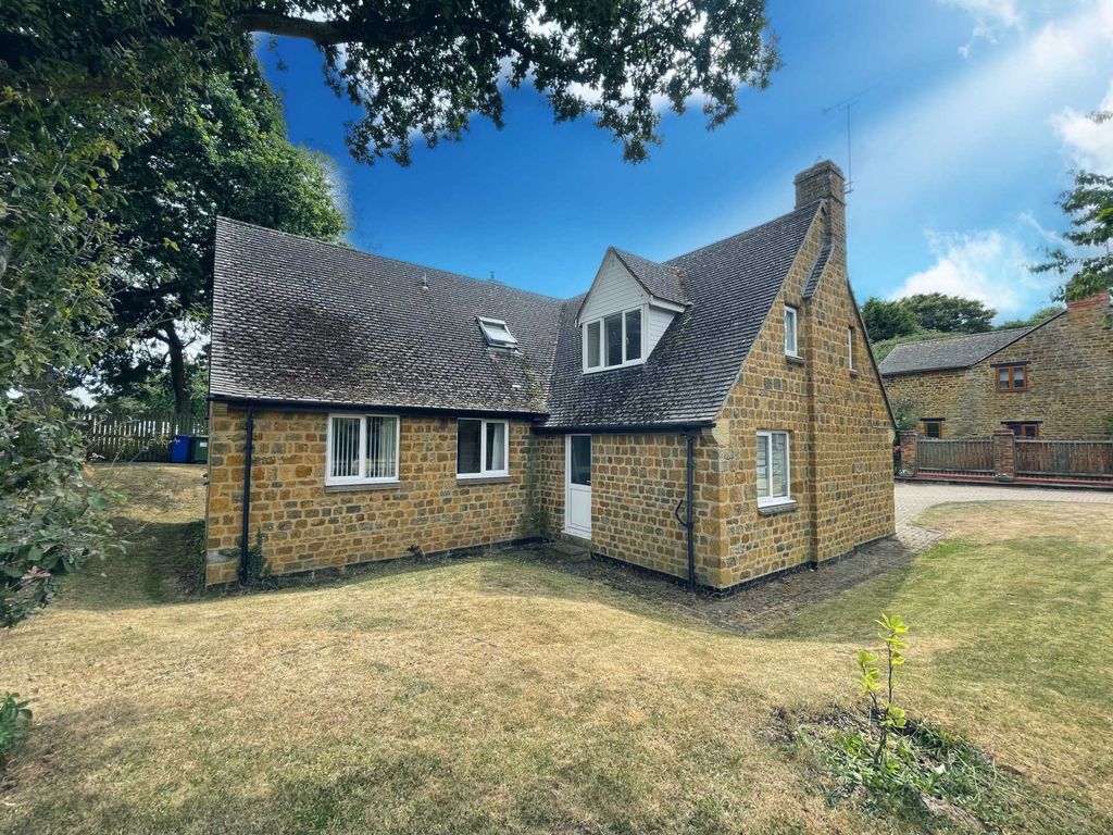 4 bed detached bungalow to rent in Main Street, Aston Le Walls NN11