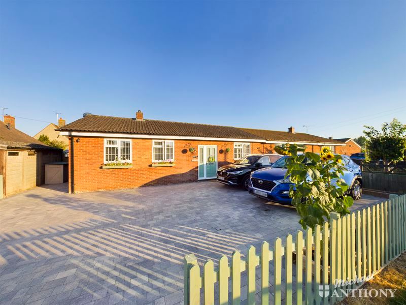 4 bed semidetached bungalow for sale in The Close, Bierton, Aylesbury