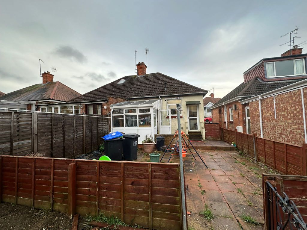 2 bed bungalow to rent in Reedway, Northampton NN3, £1,100 pcm Zoopla