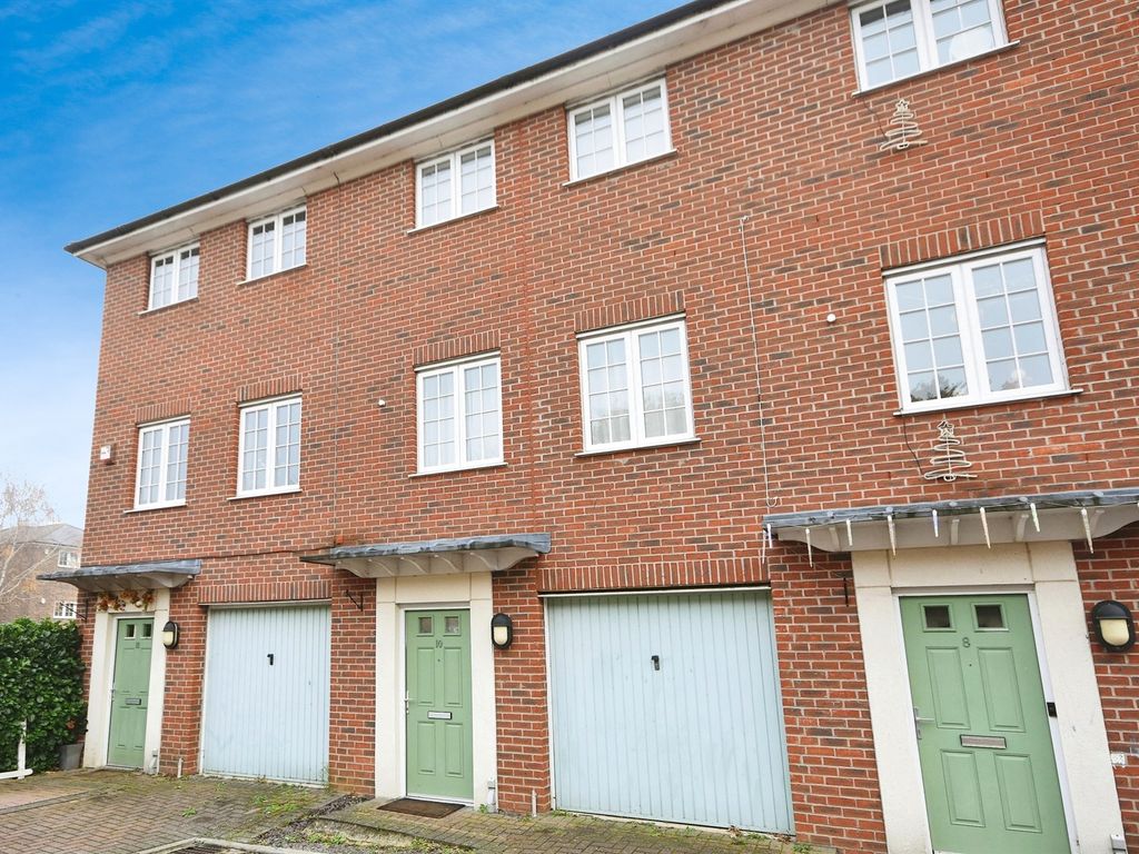 3 bed town house for sale in Lamberts Orchard, Braintree CM7, £350,000