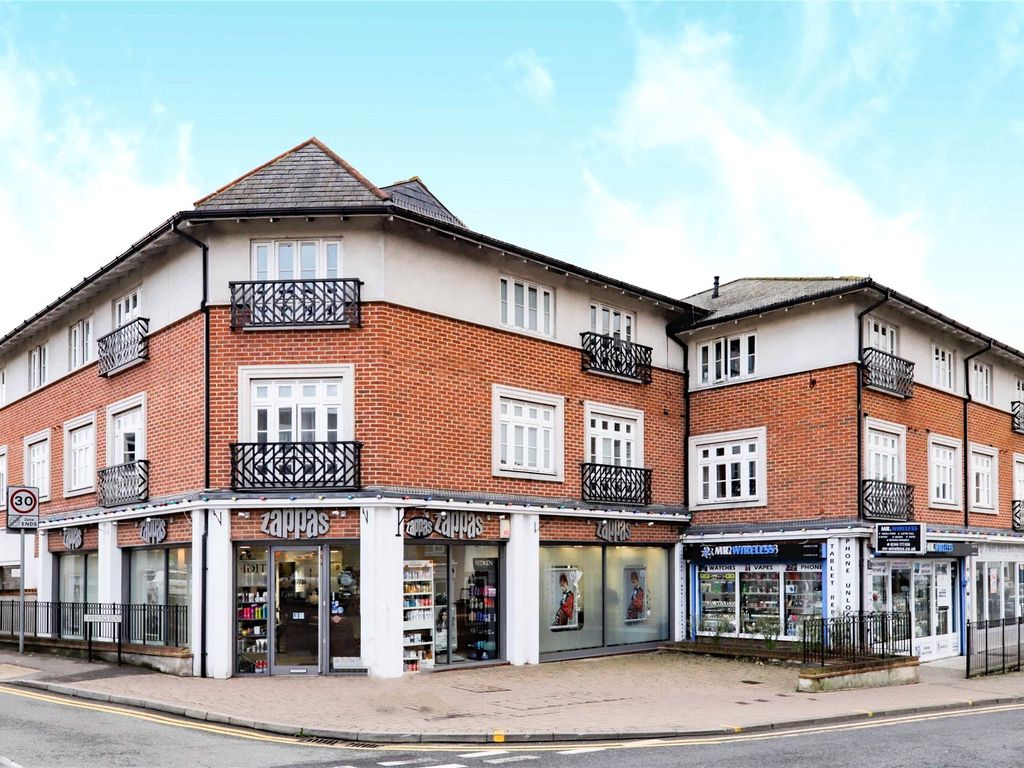 1 bed flat to rent in Parkfield House, Cambridge Road, Crowthorne