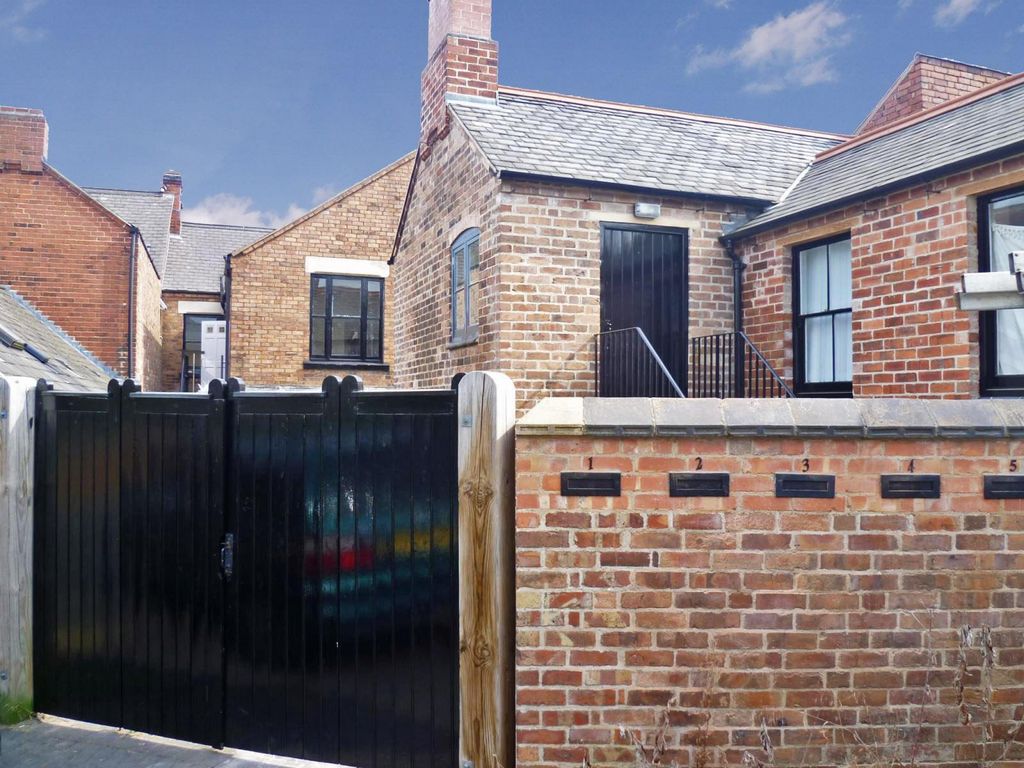 Studio to rent in Ernest Hall Way, Swadlincote, Derbyshire DE11 Zoopla