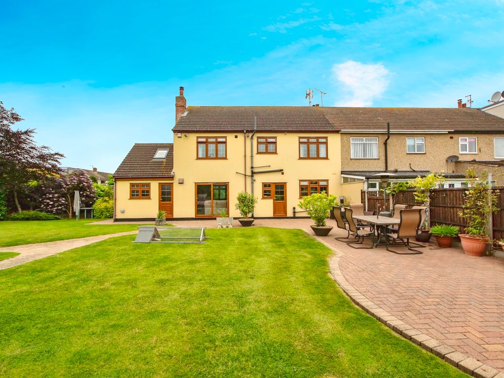 5 bed detached house for sale in Grays End Close, Grays, Essex RM17, £