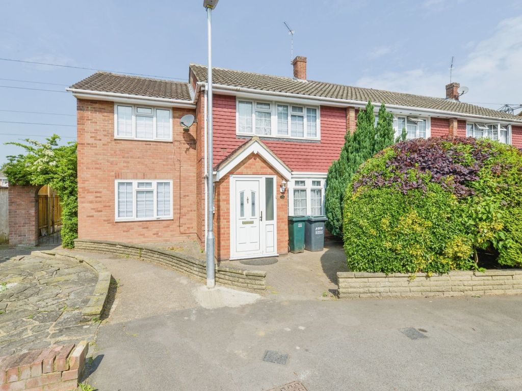4 bed semidetached house for sale in Cranefield Drive, Watford WD25