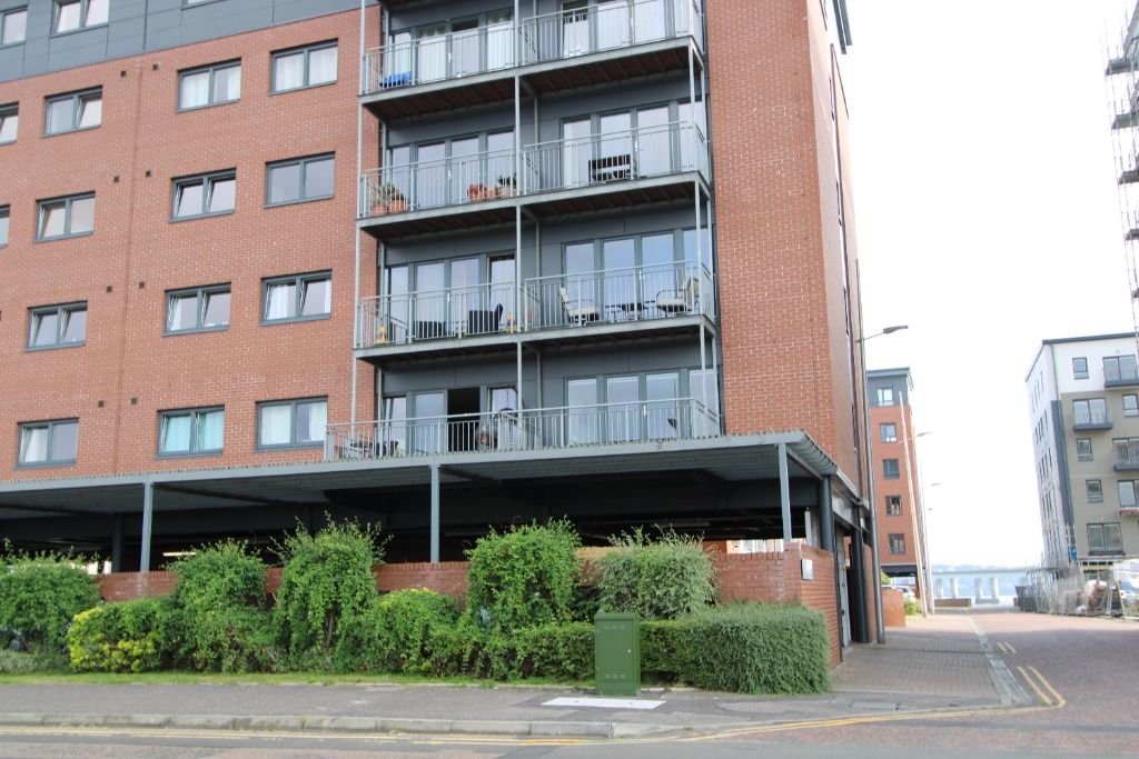 2 bed flat to rent in Thorter Loan, City Quay, Dundee DD1, £1,300 pcm