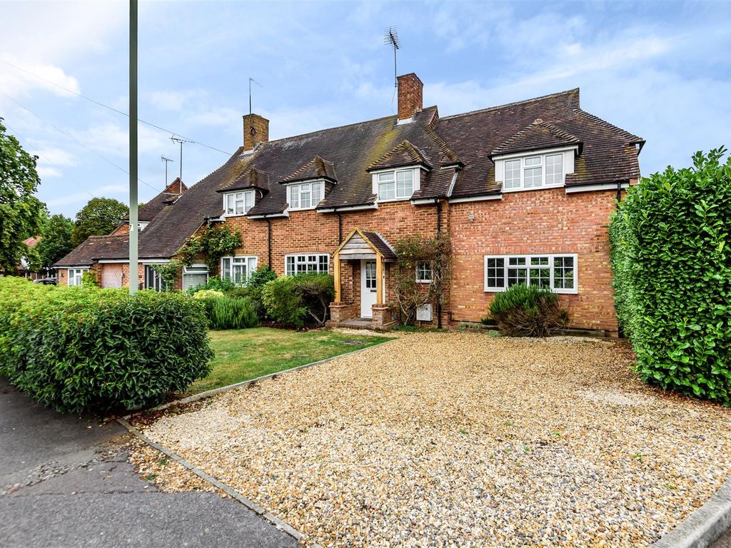 4 bed semidetached house for sale in Kingston Avenue, East Horsley