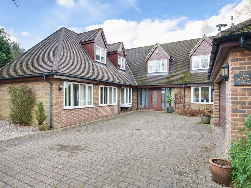 5 bed detached house for sale in Churchfields, Hertford SG13, £