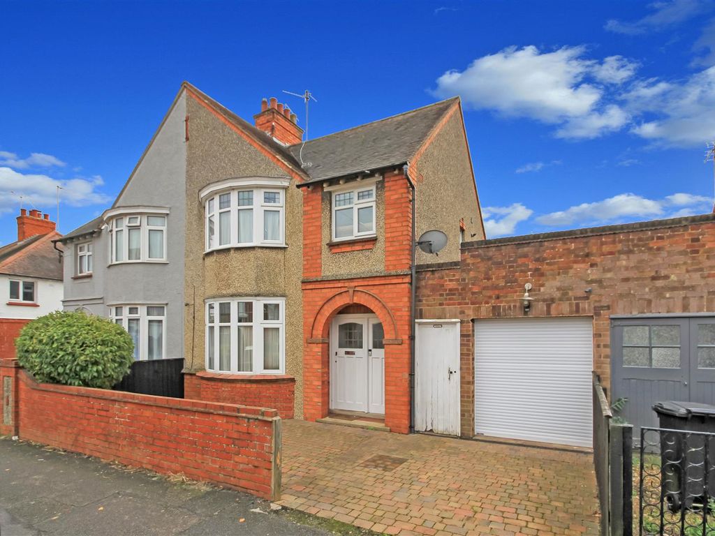 3 bed semidetached house for sale in Park Avenue, Rushden NN10, £