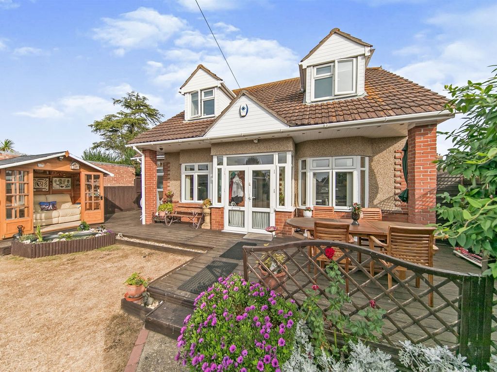 4 bed detached bungalow for sale in Preston Road, HollandOnSea