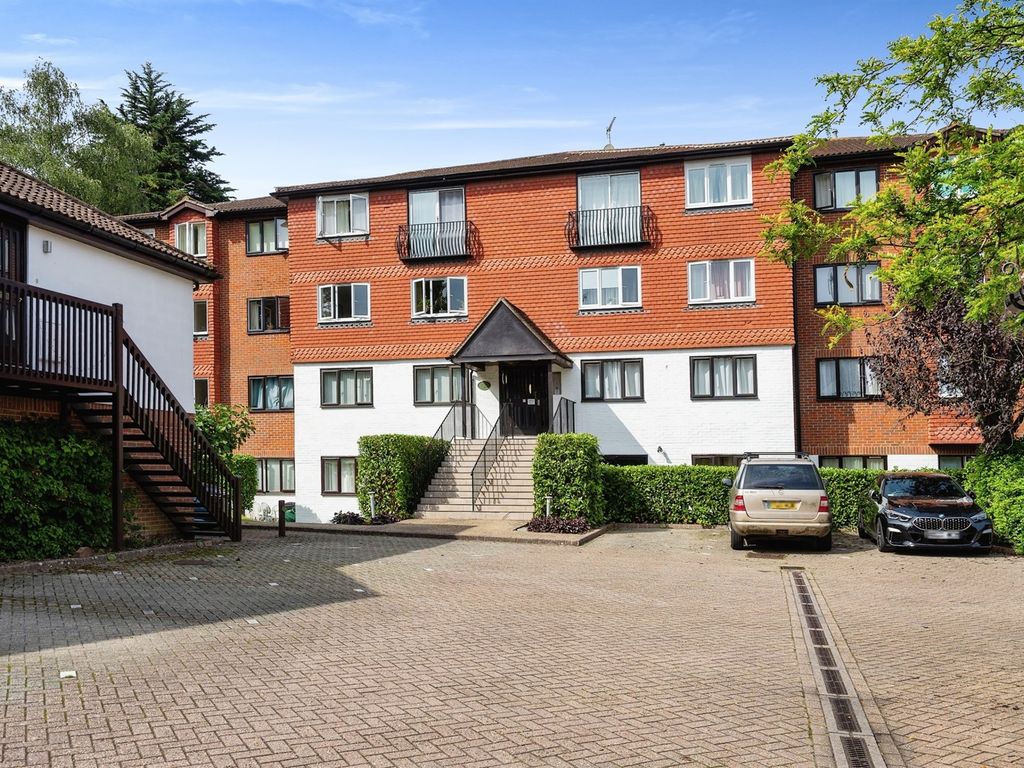 1 bed flat for sale in Great Heathmead, Haywards Heath RH16, £210,000