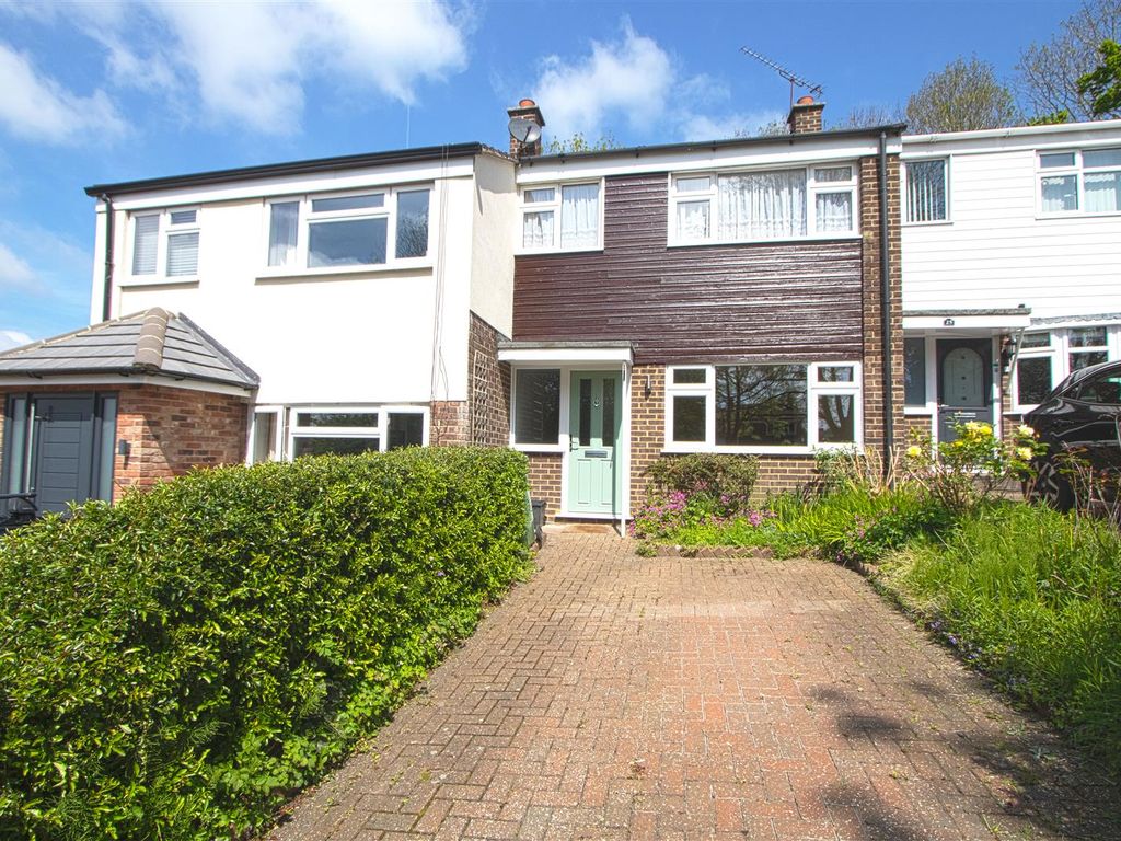 3 bed terraced house to rent in Holbrook Close, Billericay CM11, £1,750