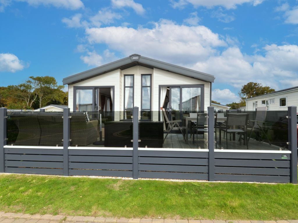 3 bed mobile/park home for sale in Chewton Meadow, Naish Park