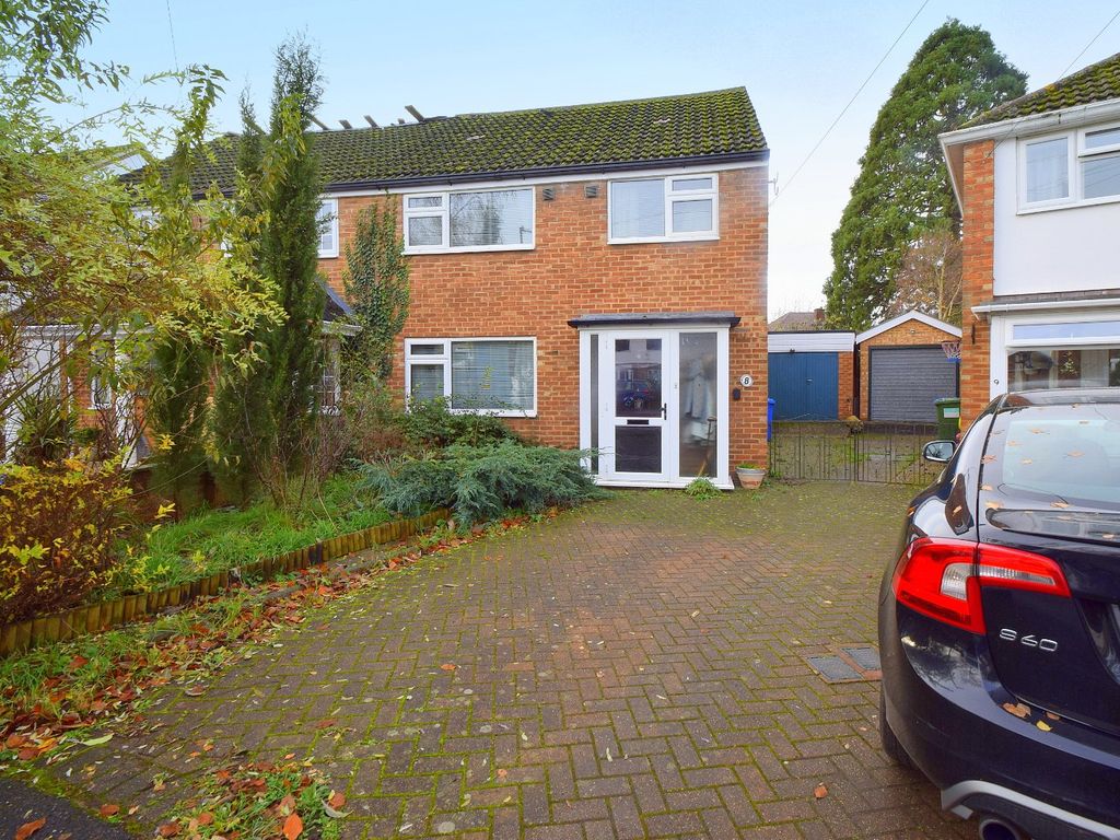 3 bed semidetached house for sale in Meadow Close, Old Windsor