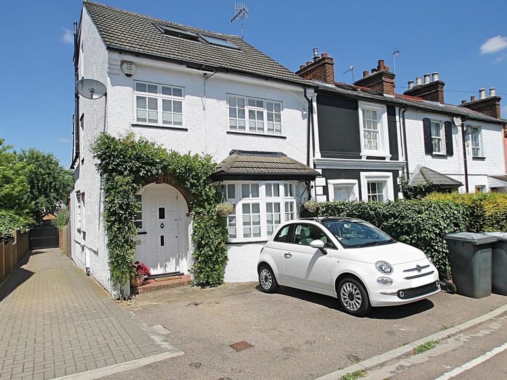 3 bed end terrace house for sale in Springfield, Bushey Heath, Bushey