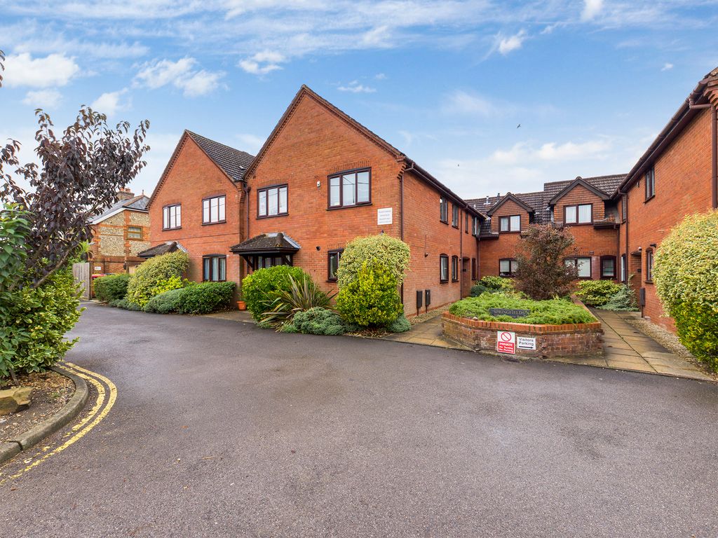 2 bed flat to rent in Hazlemere Road, Penn HP10, £1,300 pcm Zoopla