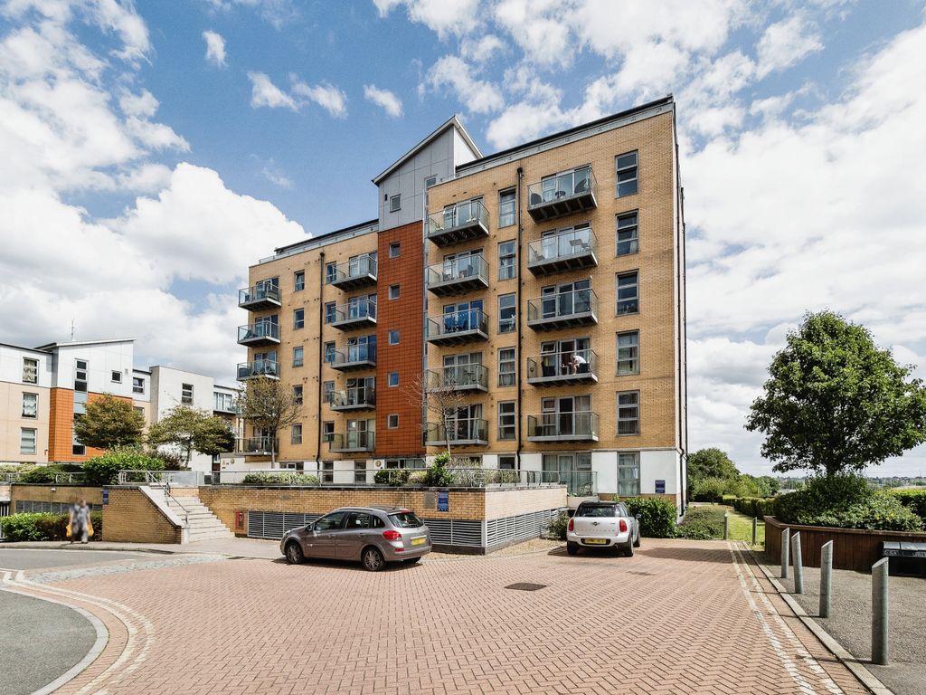 2 bed flat for sale in Queen Mary Avenue, London E18, £360,000 Zoopla