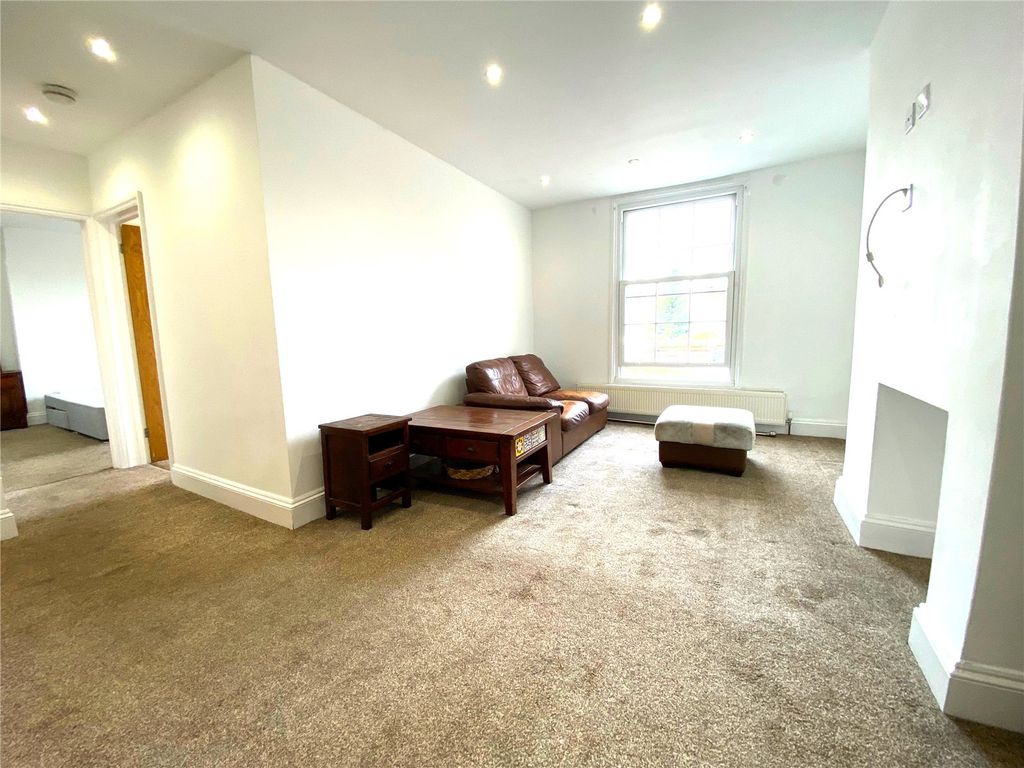 2 bed flat to rent in The Broadway, Laleham, StainesUponThames