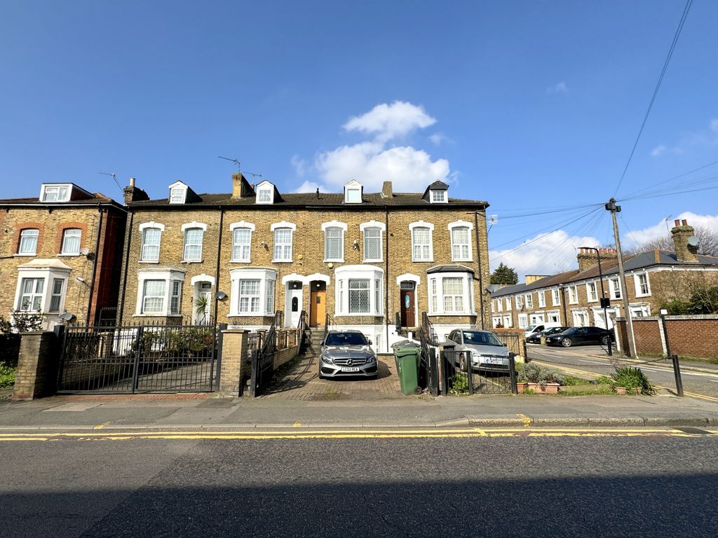 2 bed flat to rent in Church Road, Leyton E10, £1,900 pcm Zoopla
