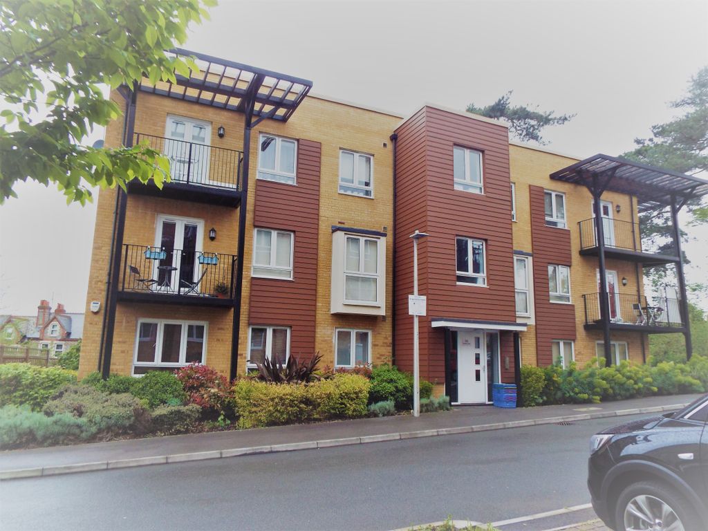 2 bed flat to rent in 32 Whitley Rise, Reading RG2, £1,375 pcm Zoopla