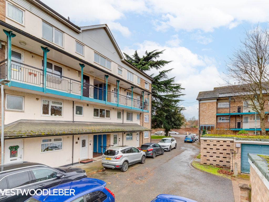 2 bed to rent in Priory Close, Hoddesdon EN11, £1,300 pcm