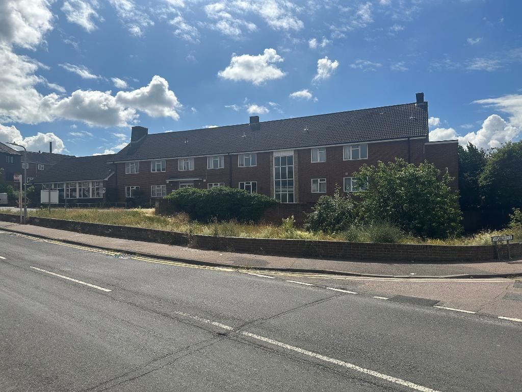 Room to rent in Dene Holm Road, Gravesend DA11, £550 pcm Zoopla