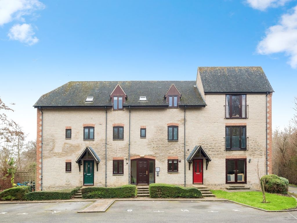 2 bed flat for sale in Ducklington Lane, Witney OX28, £200,000 Zoopla
