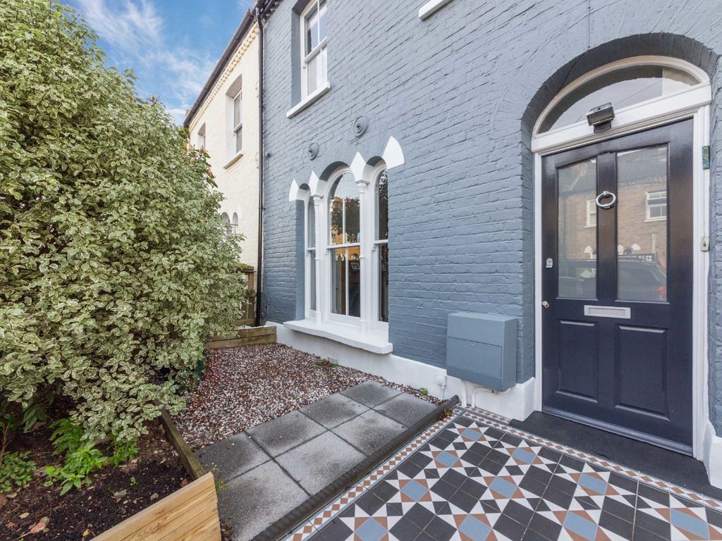 3 bed terraced house to rent in Mount Pleasant Crescent, London N4, £