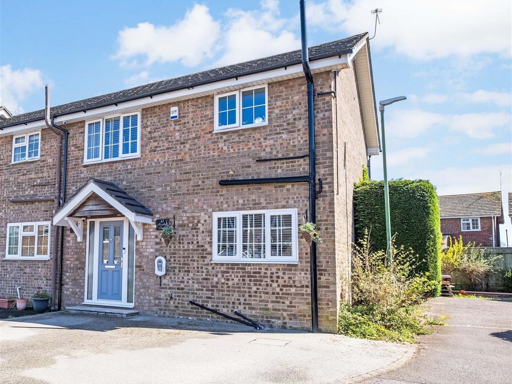 4 bed semidetached house for sale in Heather Close, Throop