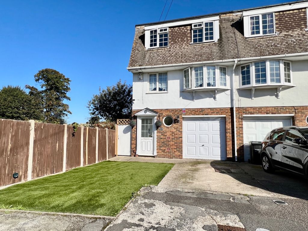 4 bed end terrace house for sale in Porchfield Close, Gravesend DA12 Zoopla
