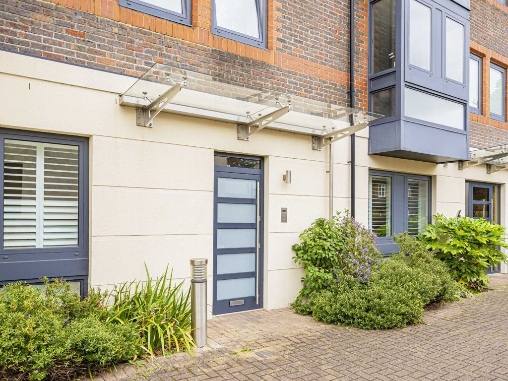 3 bed flat to rent in Old Lodge Place, St Margarets, Twickenham TW1, £