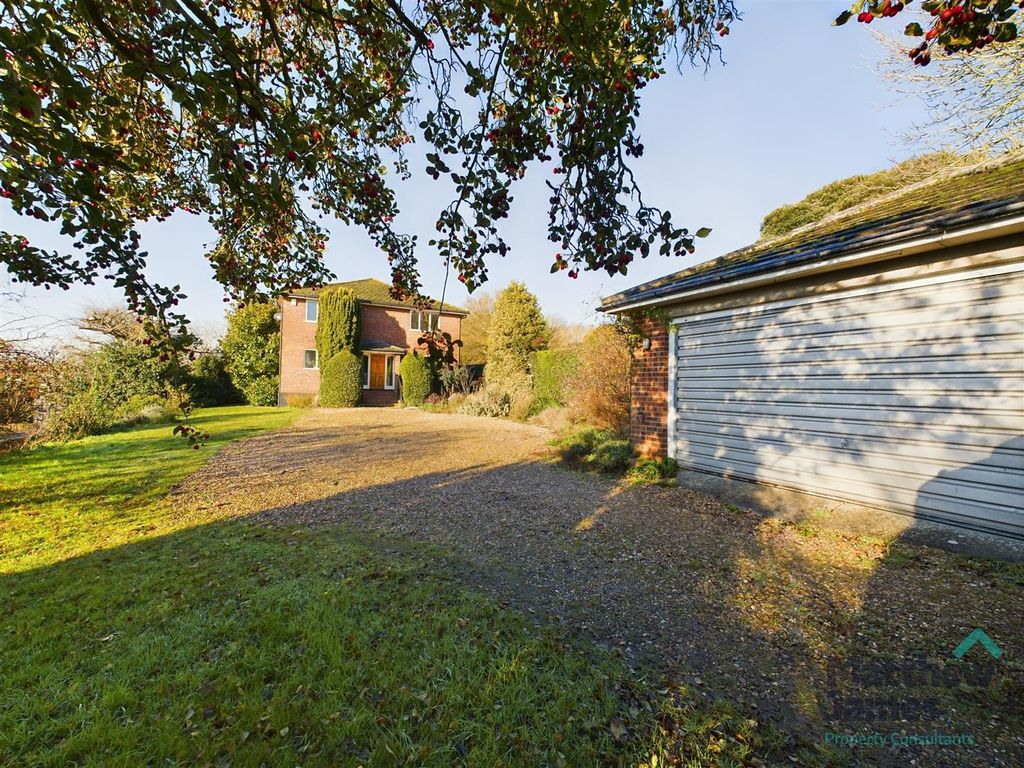 4 bed detached house to rent in Clifton Terrace, Wivenhoe, Colchester