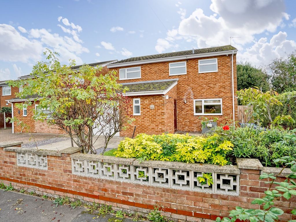 4 bed linkdetached house for sale in Lark End, Buckden, Huntingdon