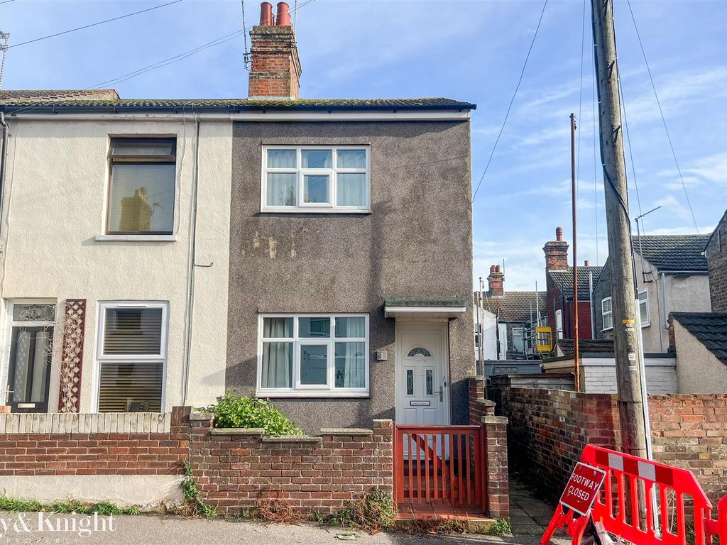 3 bed end terrace house for sale in May Road, Lowestoft NR32, £130,000