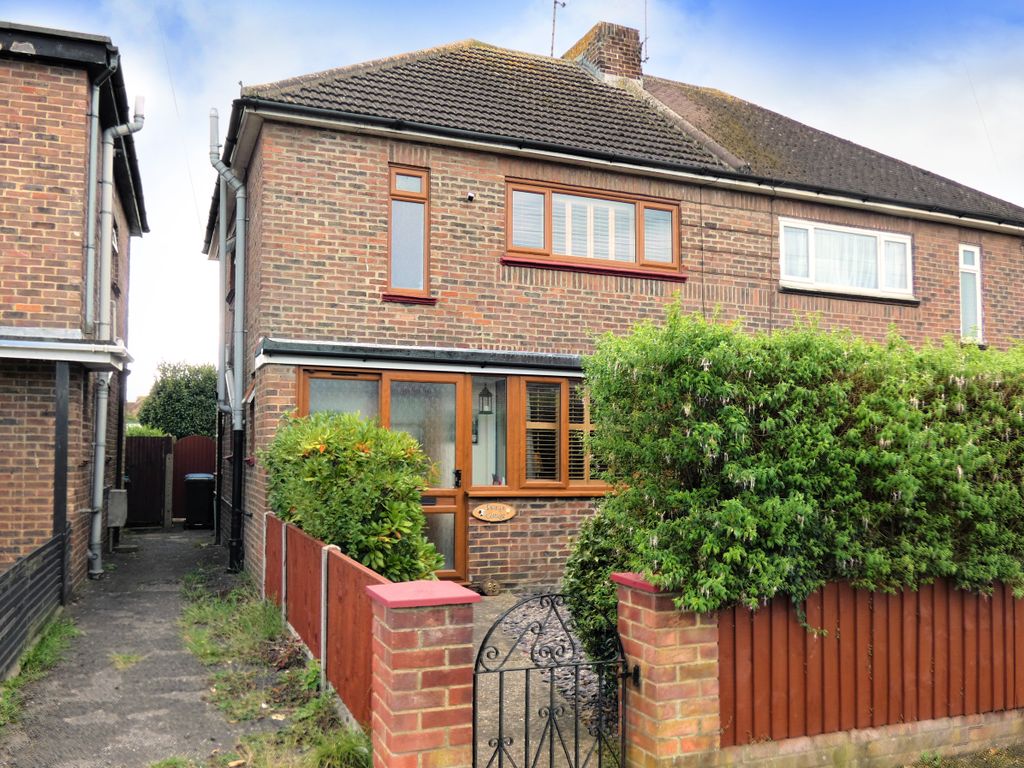 3 bed semidetached house for sale in Worthing Road, Rustington