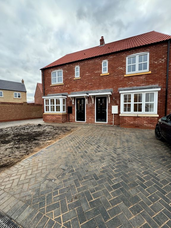 3 bed semidetached house to rent in Pryor Grove, Preston, East Riding