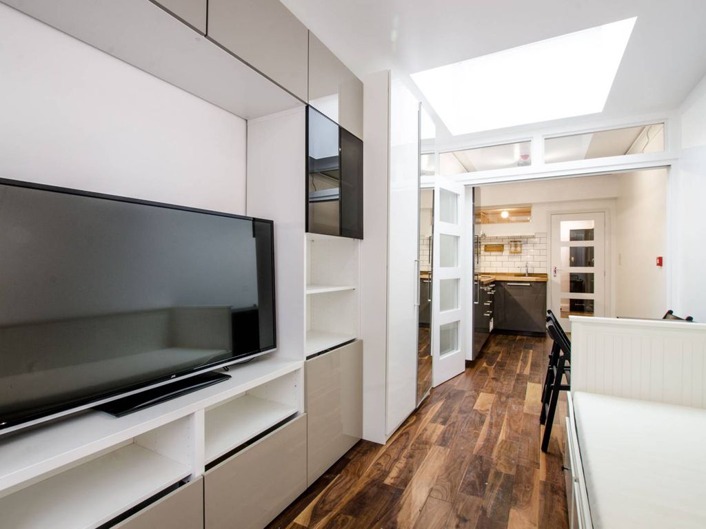 Studio to rent in Lavender Hill, Battersea, London SW11, £1,400 pcm