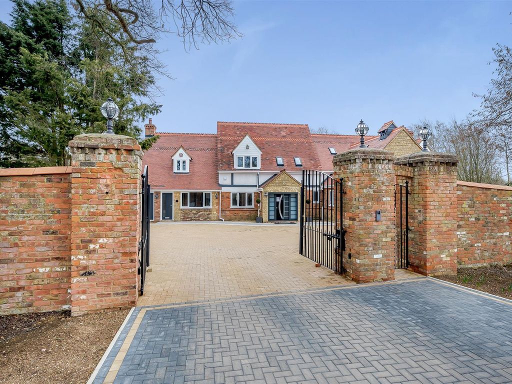 9 bed detached house for sale in Buckingham Road, Deanshanger, Milton Keynes MK19 Zoopla